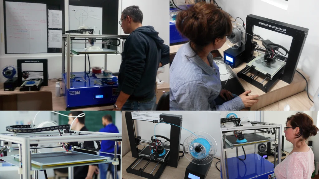 Colaj de fotografii care ilustrează Etapa 6 – Fabricație: execuția echipamentelor finale și documentație în cadrul procesului de dezvoltare produs realizat de Ludor Engineering. Imaginile surprind atmosfera de lucru din atelier, unde sunt utilizate mai multe imprimante 3D pentru producerea pieselor componentelor finale. În prima imagine (stânga sus), un inginer supraveghează funcționarea unei imprimante 3D, având în fundal planșe cu desene tehnice. În a doua imagine (dreapta sus), o colegă monitorizează atent procesul de printare pe o imprimantă neagră. În partea de jos, sunt redate prim-planuri ale proceselor de printare (cu filament albastru), alături de o colegă care verifică imprimanta albastră. Fotografiile documentează execuția finală a pieselor și pregătirea acestora pentru asamblarea instalațiilor interactive.