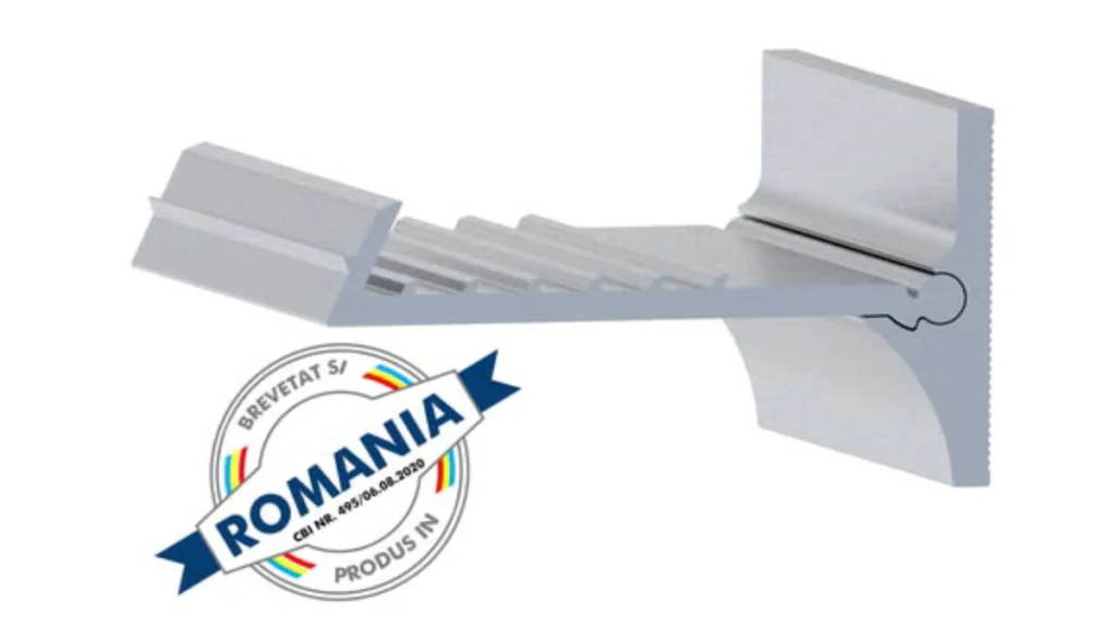 Ilustrație 3D a unei pedale din aluminiu pentru un sistem de deschidere a ușilor fără contact manual. Sistemul este format dintr-o piesă fixă rectangulară (montată pe partea inferioară a ușii) și o piesă mobilă, înclinată față de orizontală. Piesa mobilă are pe suprafața superioară aripioare pentru aderență, iar marginea exterioară are zimți. Cursa pedalei până la poziția orizontală este de circa 30 mm, iar mișcarea în jos este blocată de o treaptă fixă subiacentă. În partea stângă jos se află un sigiliu rotund cu textul ”BREVETATSI PRODUS IN ROMANIA, CBI NR. 495/04.08.2020”.